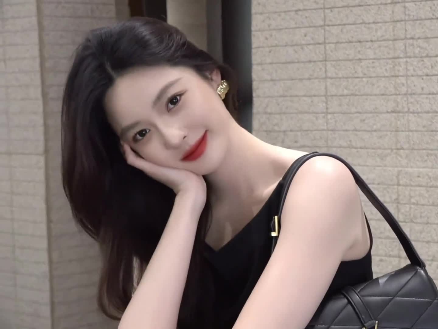 虽然动作不协调，但一家人笑闹着互动，幸福感爆棚